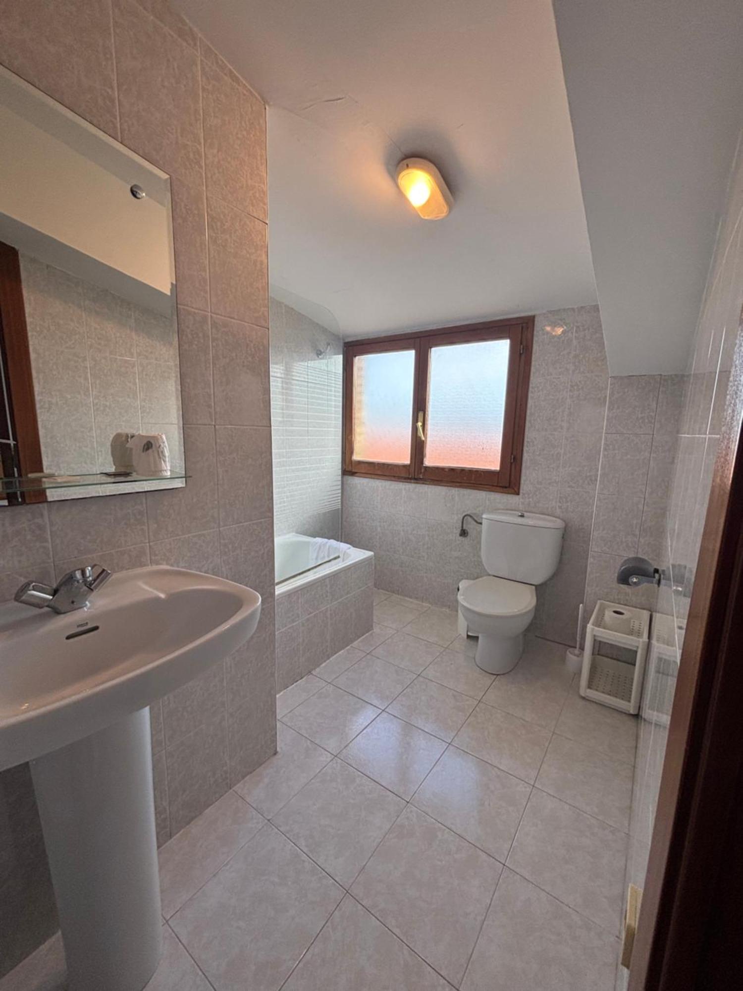 Hostal Legaz Funes Exteriér fotografie